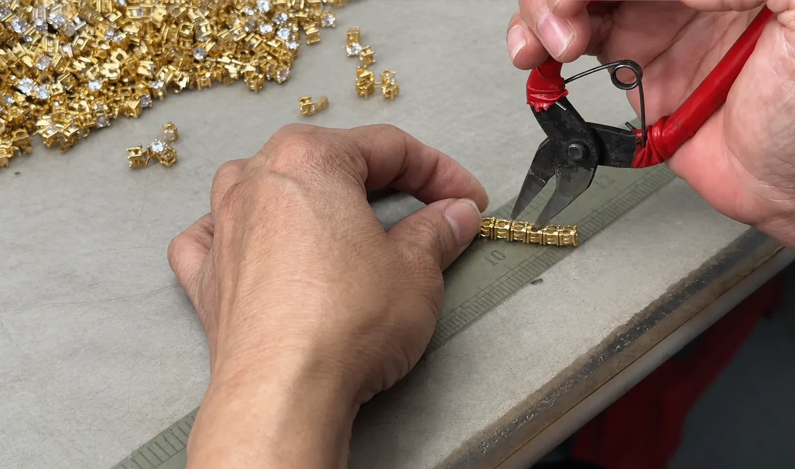 Real custom jewelry sampling, production planning and finished-product handling evidence